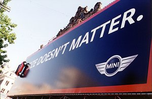 A proposito di misure: un originale affissione colta quest'estate ad Anversa